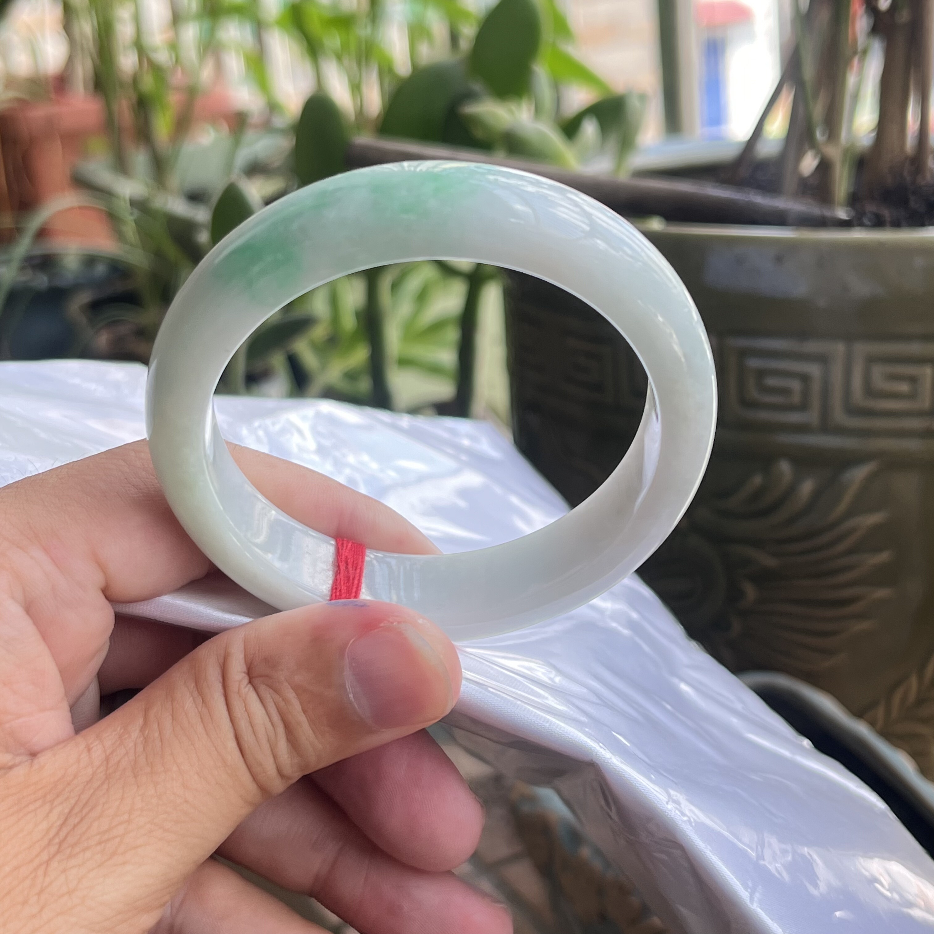 天然A货翡翠手镯白底青54-13-8阳绿细腻带点黄表面微扣