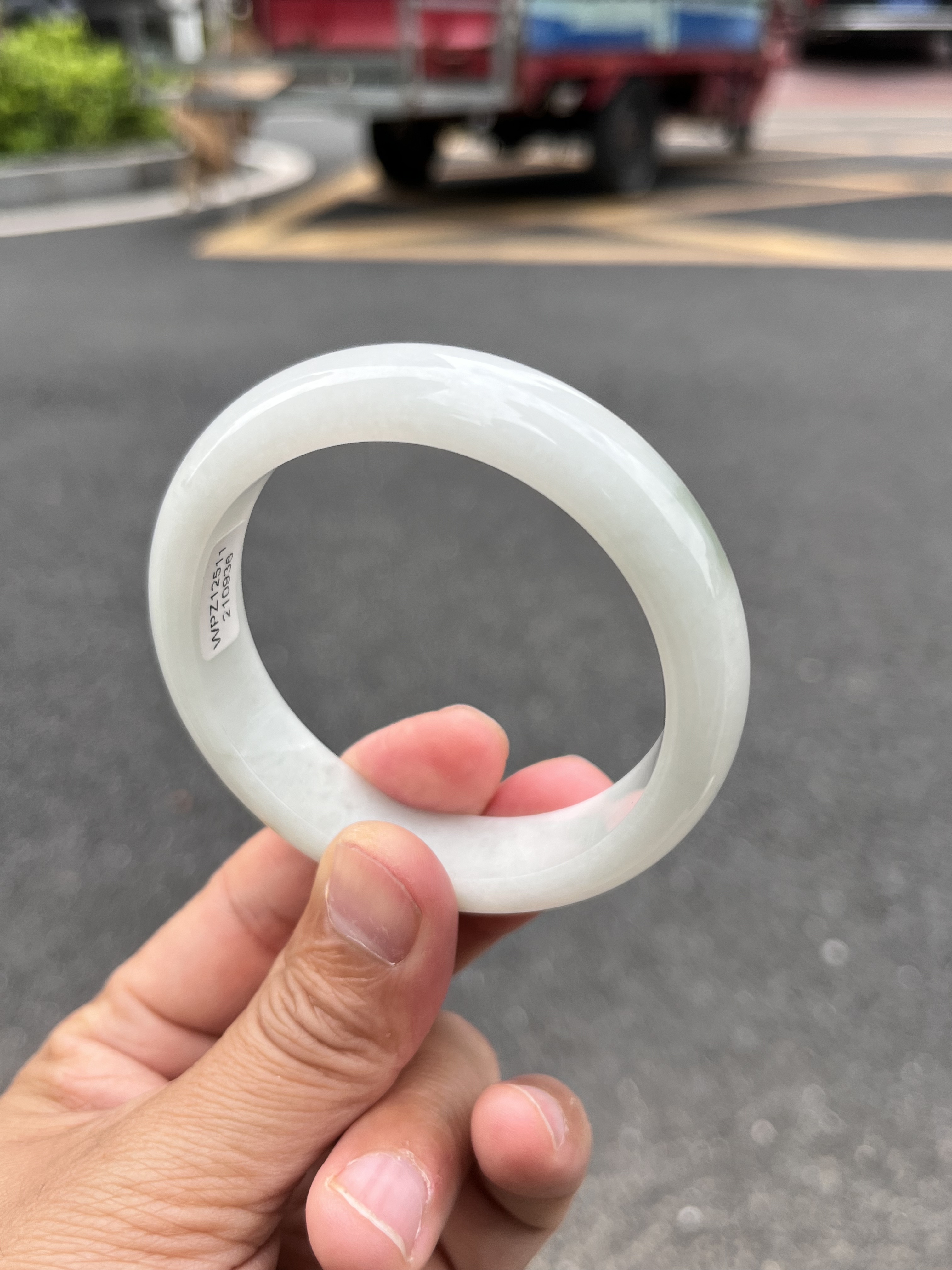 1121-0936天然A货翡翠55-14-8牛奶底带绿化水润细腻干净轻微纹丝