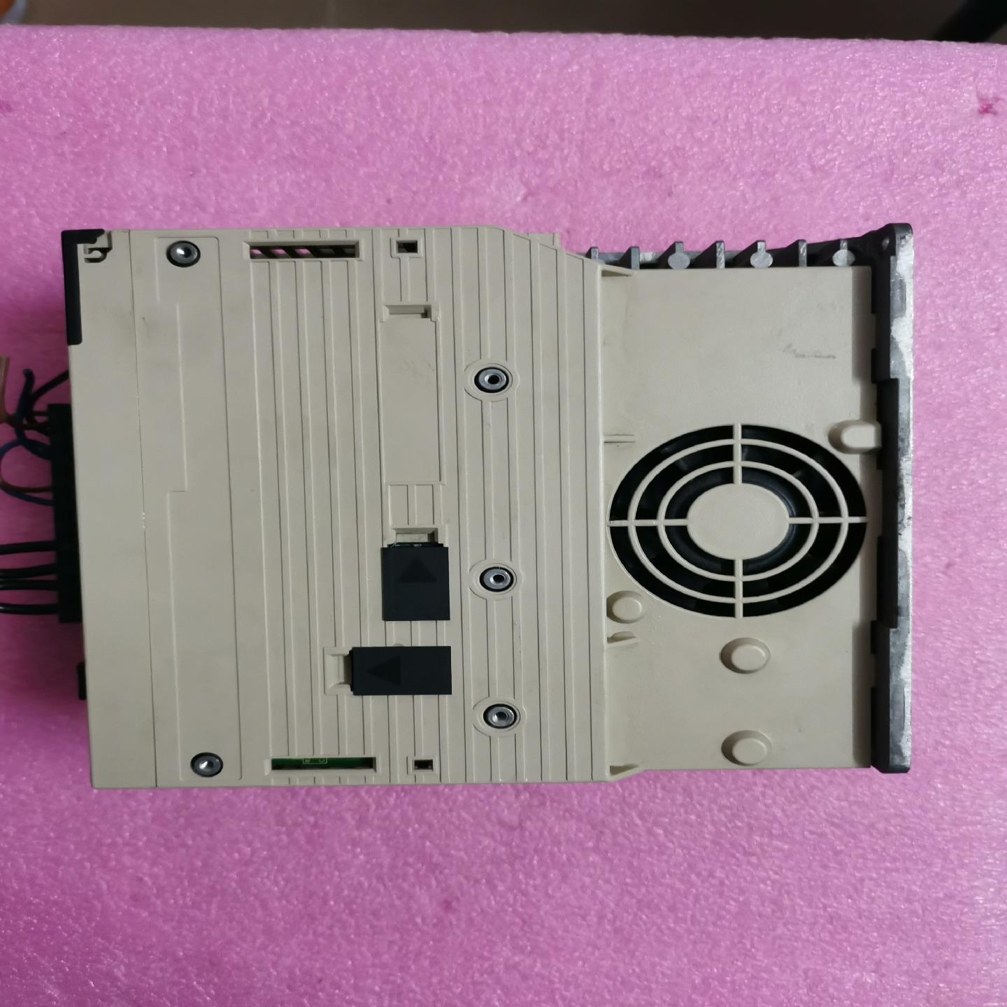 安川伺服驱动器安川伺服驱动器1kwSGDV-7R6A01A0(崽崽配件）