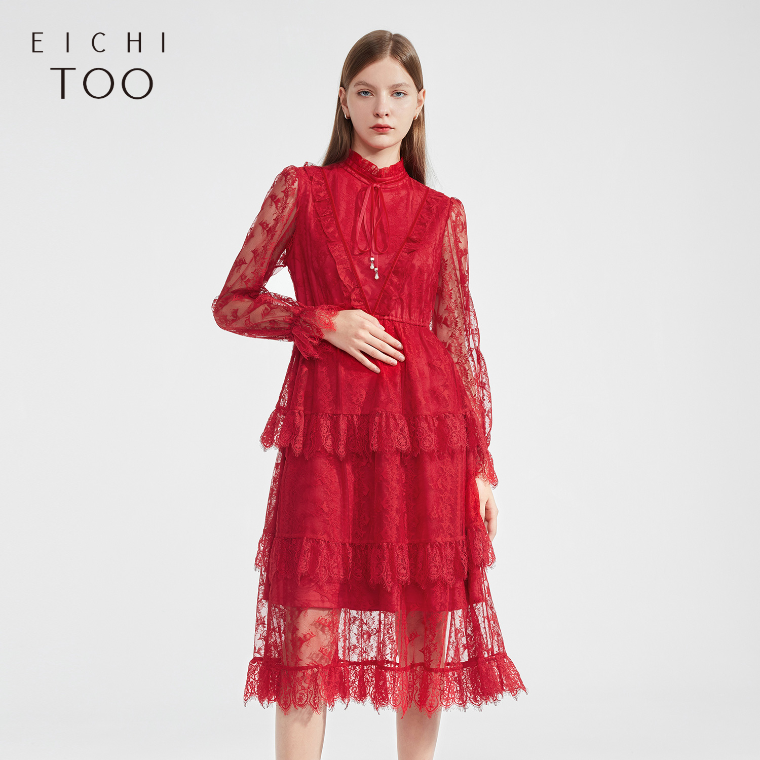 喜庆颜色 镂空花纹 穿着典雅