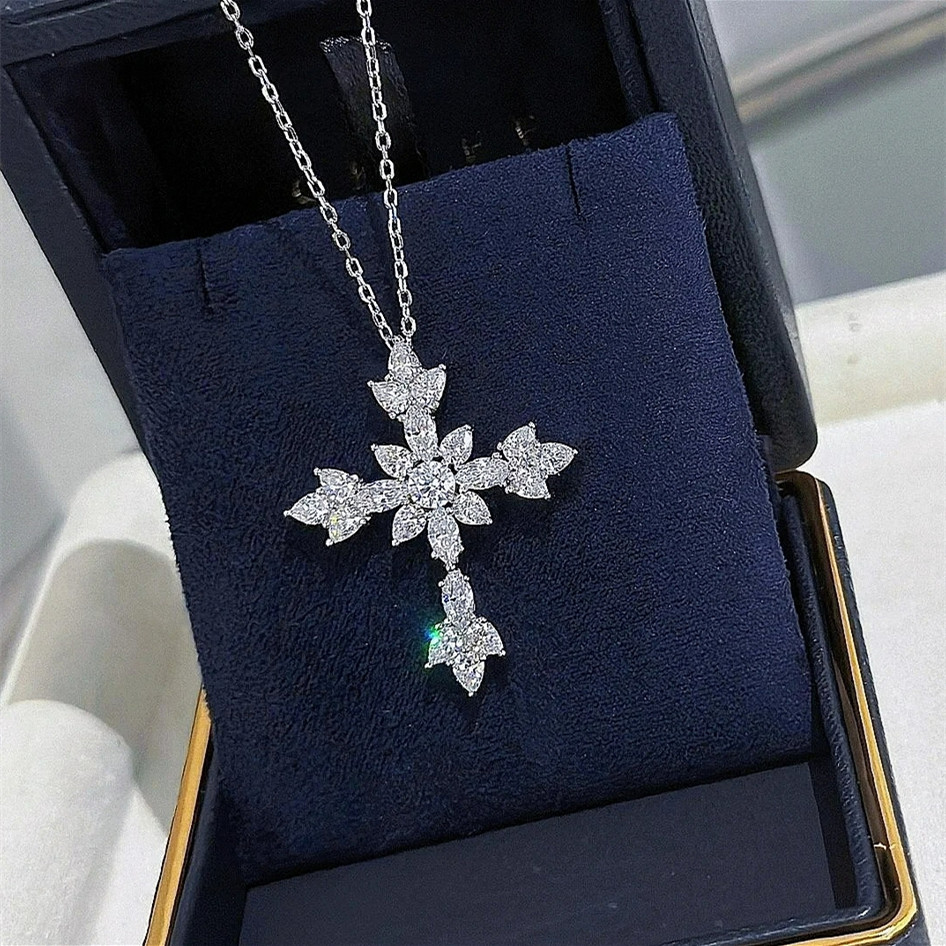 雪花十字架项链女纯银白金满钻花式切割仿真钻锁骨链高级感设计