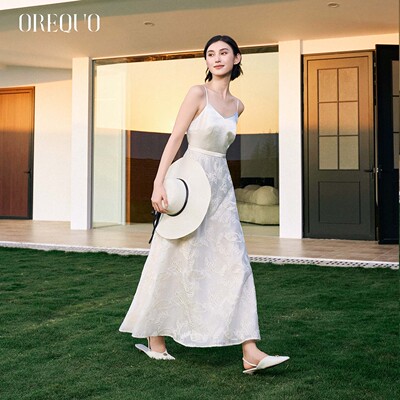 欧瑞库白色刺绣吊带连衣裙