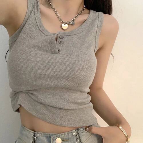 Solid color round neck button strap woman 纯色圆领纽扣吊带女