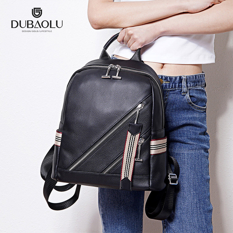 都宝路时尚百搭个性设计英伦风条纹装饰带日常出行休闲通勤双肩包