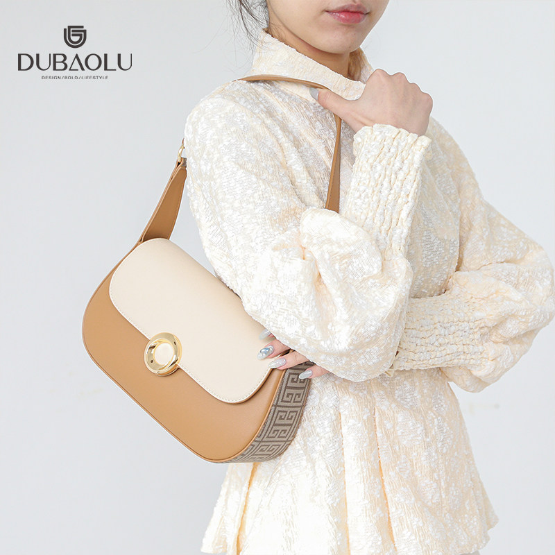 都宝路新款时尚百搭ins简约国风回字纹饰撞色设计单肩斜挎小方包