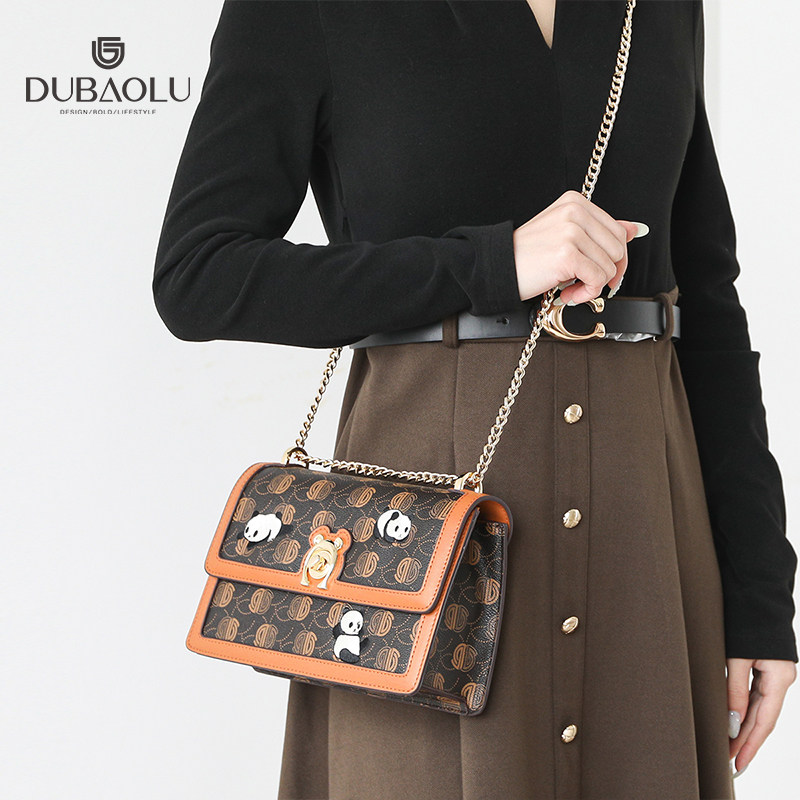 都宝路潮流百搭精致小熊猫刺绣复古经典老花轻便通勤小众斜挎包