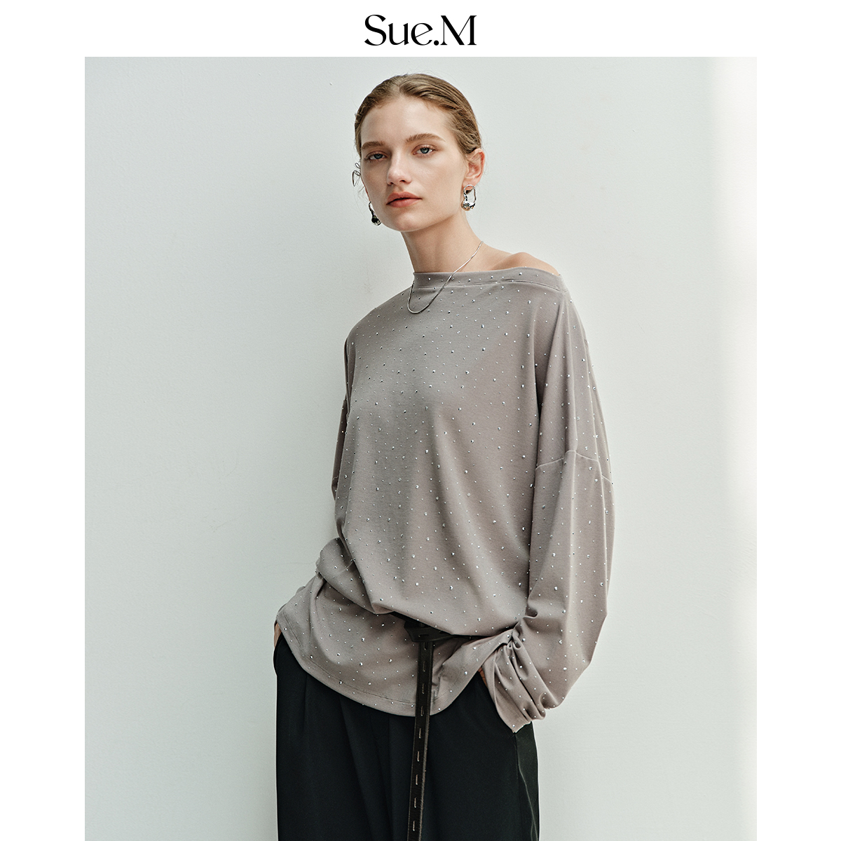 Sue.M 一字领天丝烫钻长袖t恤25秋 松弛多穿领蝙蝠袖空气面膜T女
