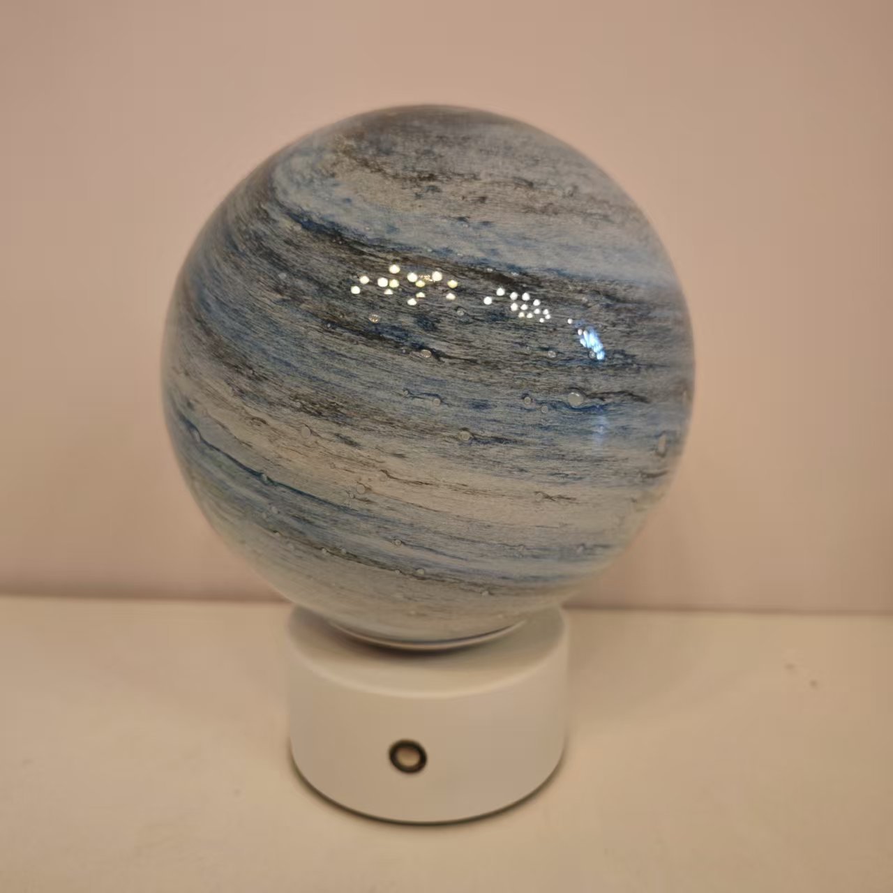 梦幻星球小夜灯柔光营造温馨氛围是卧室装饰与照明的暖心之选