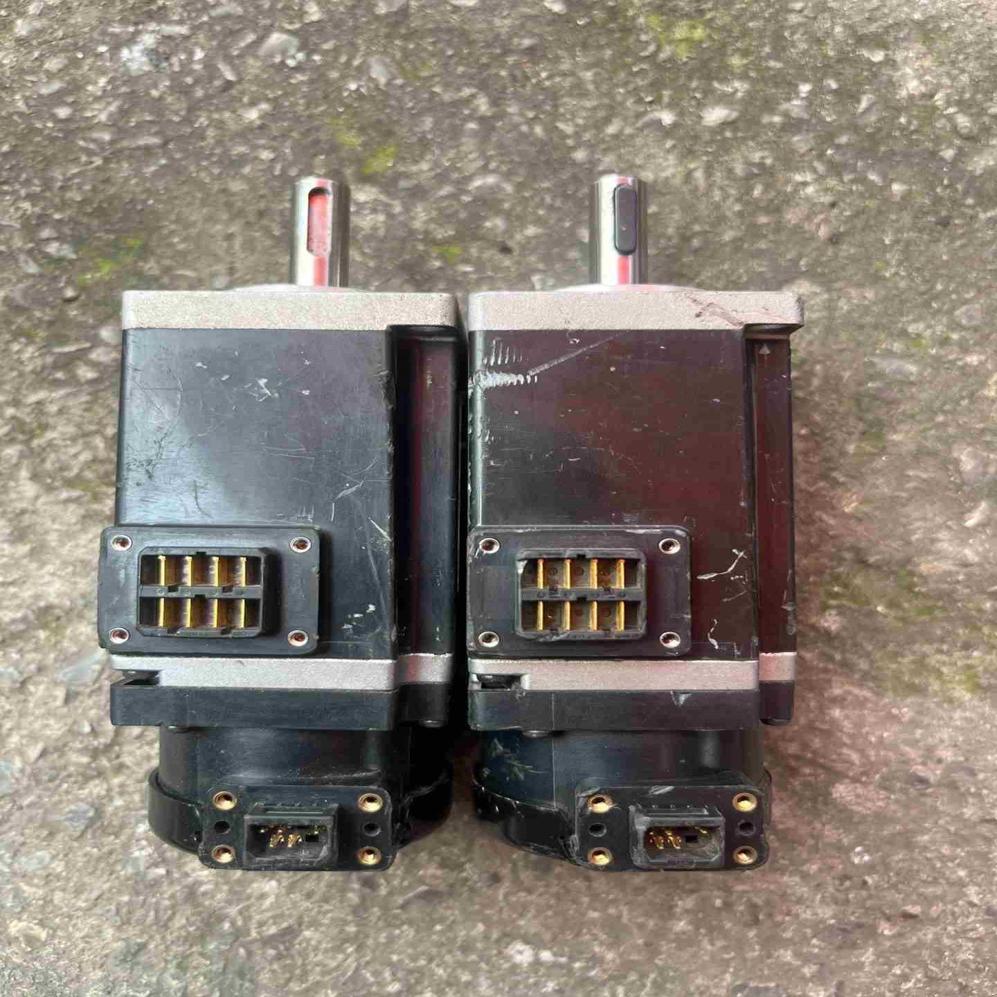 R88M-1M10030T-S2伺服电机100W外表都有磕议价