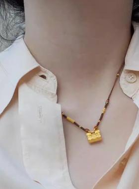 复古纳福小金锁项链金色吊坠女款项链轻奢高级感百搭编织绳锁骨链