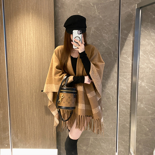 复古羊毛披肩女外搭秋冬季新款韩版保暖围巾高级感流苏斗篷披风