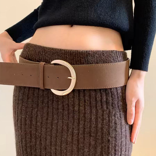 棕色宽腰带拯救单调穿搭的神器！