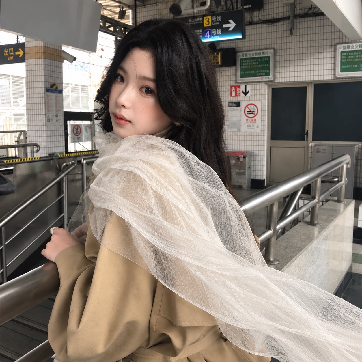韩系文艺风白色围巾披肩女外搭秋氛围感褶皱搭配大衣长条纱巾丝巾
