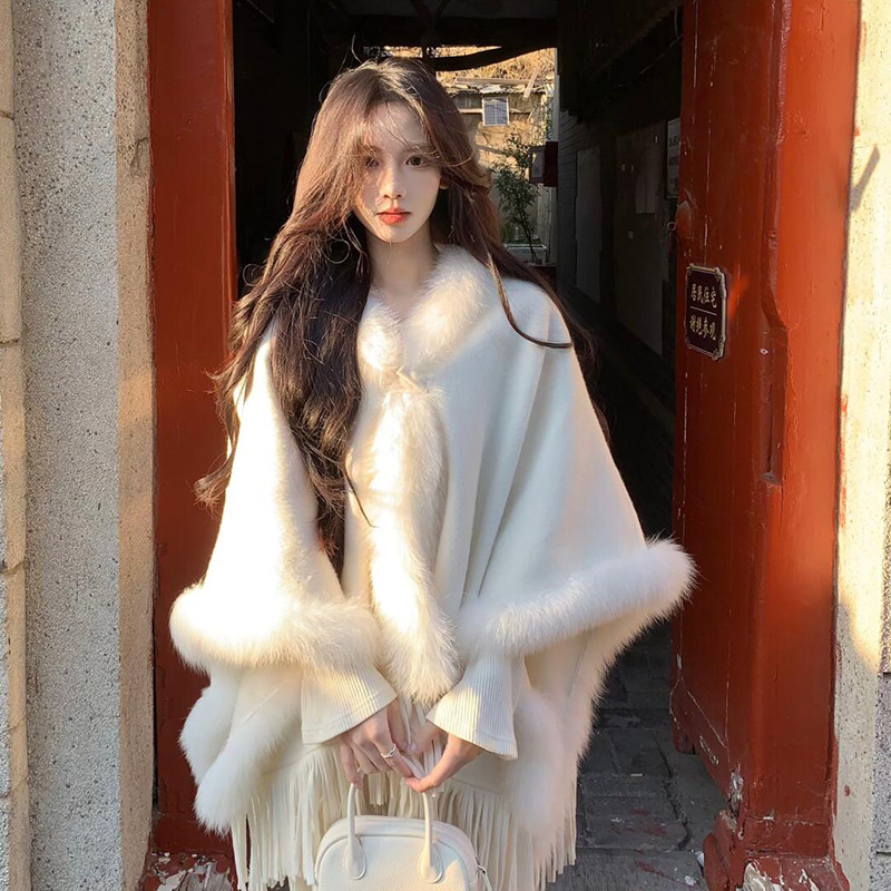 清冷感白色毛领披肩女外搭2025新款秋冬季高级感保暖披风斗篷围巾,服饰配件/皮带/帽子/围巾,围巾/丝巾/披肩,淘宝优惠券,粉丝福利购,淘宝优惠卷