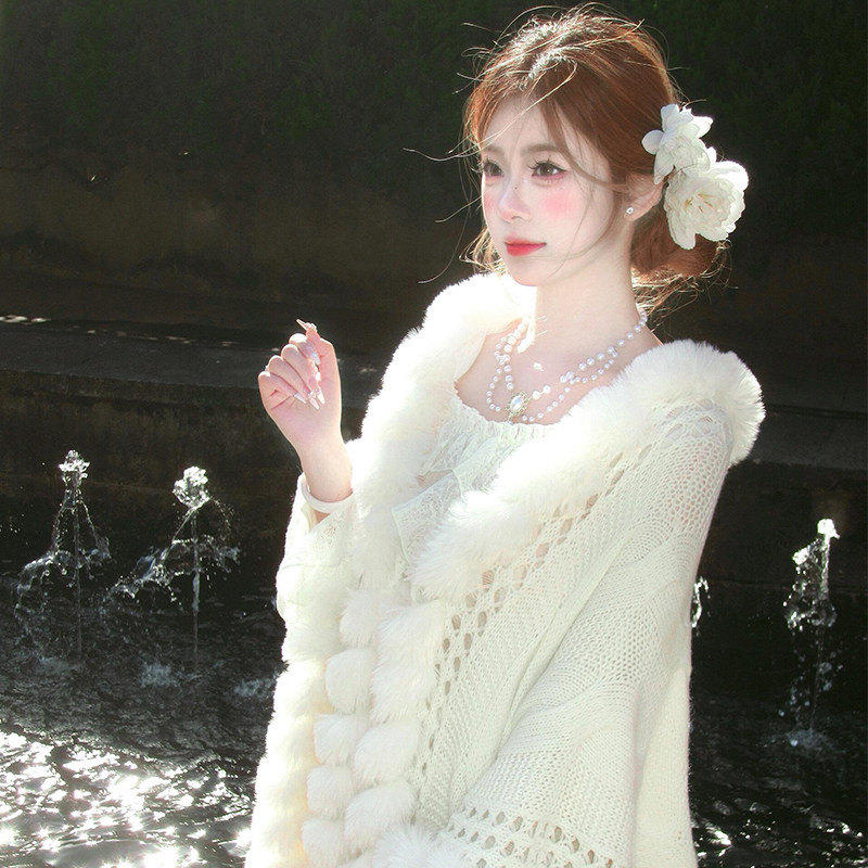 白色针织毛球披肩女2026年新款秋冬复古斗篷保暖加绒外搭毛领外套