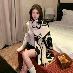 黑色大山茶花披肩女外搭新款高级感办公室保暖围脖双面两用围巾