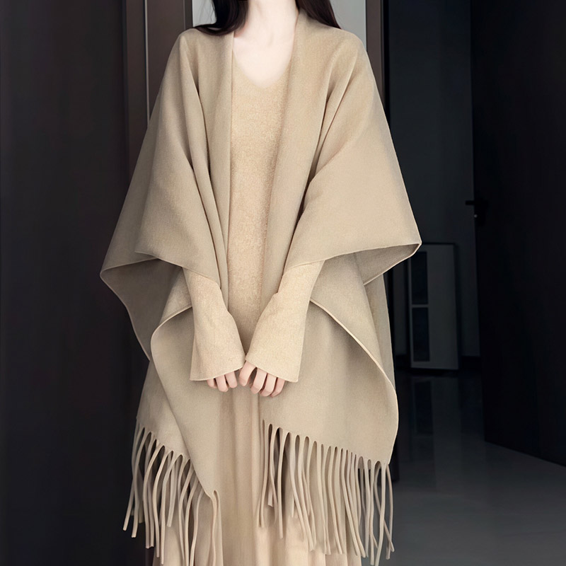 卡其色羊毛披肩女外搭配裙子