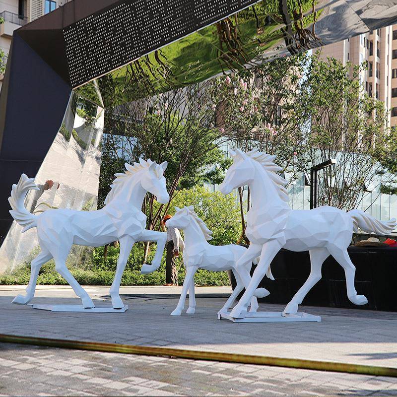 园林景观户钢外公园仿真动物玻璃何白马雕塑庭院几马千里大型马摆