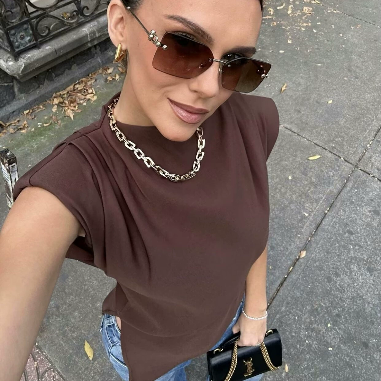 Asymmetric shoulder padded top for women女式不对称带垫肩上衣