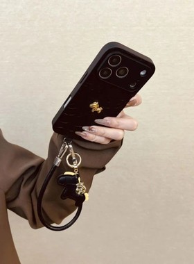 小香风黑色山茶花纹立体小金马适用于iphone17pro手机壳苹果14promax皮质16福袋马挂件13pro复古15小众