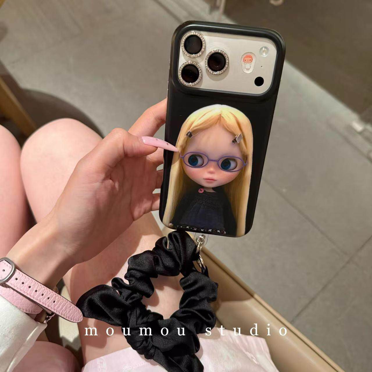 可爱黑底芭比娃娃适用iPhone17promax手机壳15新款17pro网红女款13创意全包防摔16pro超好看17保护套