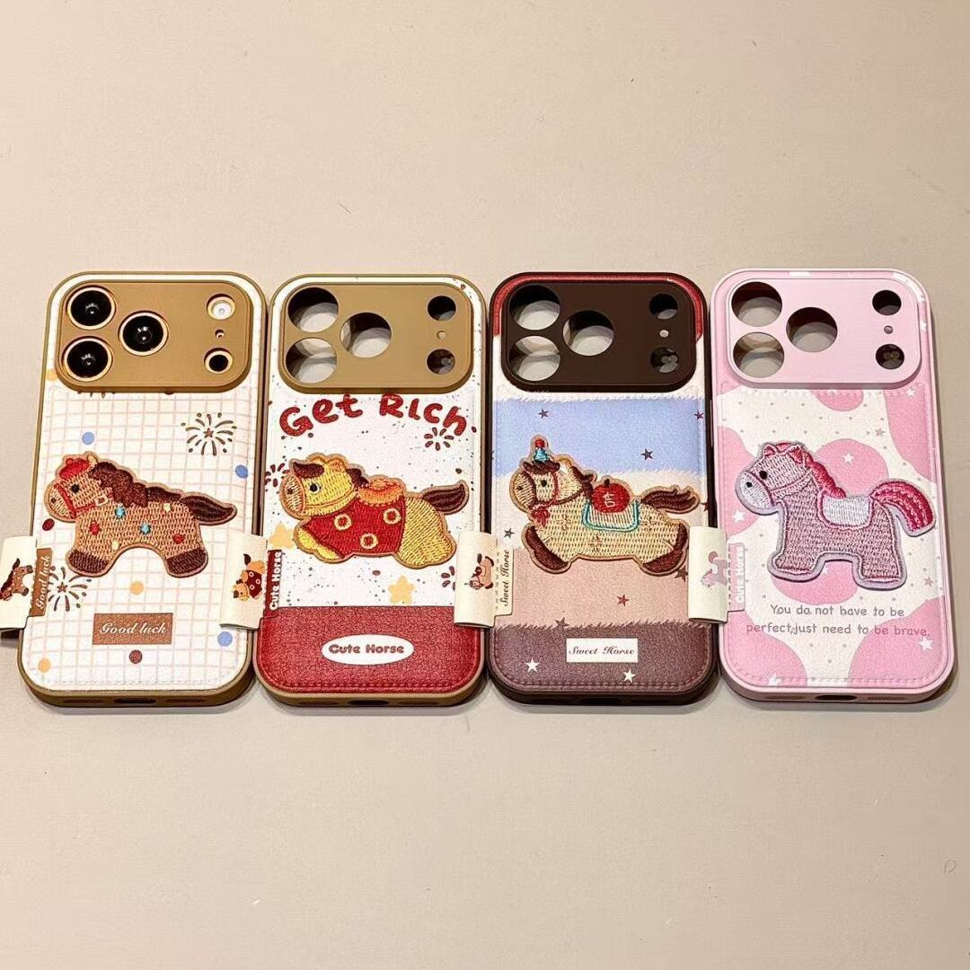 秋冬新年款撞色刺绣小马挂件手拎绳适用苹果17promax手机壳iphone16promax超火新款15pro女款14/13