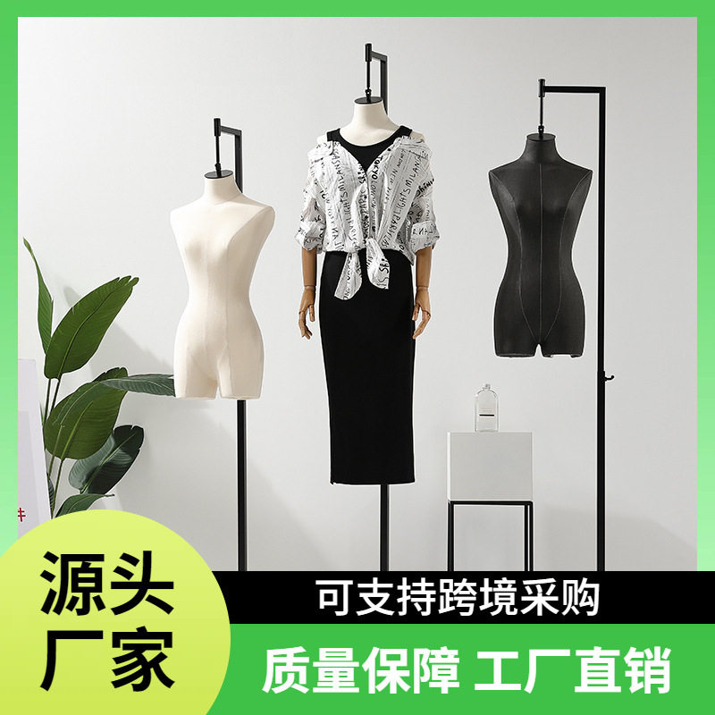 高档服装店橱窗吊挂男女半身模特