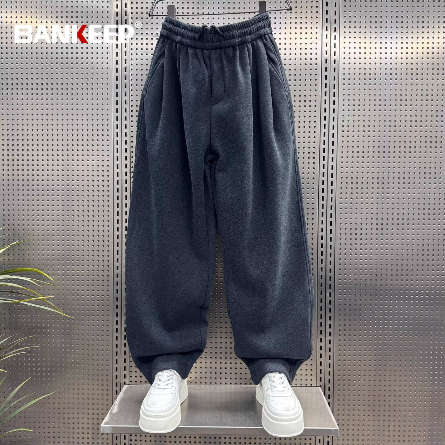 潮牌弯刀直筒卫裤男士2026新款秋冬季男裤加绒加厚休闲长裤子男款