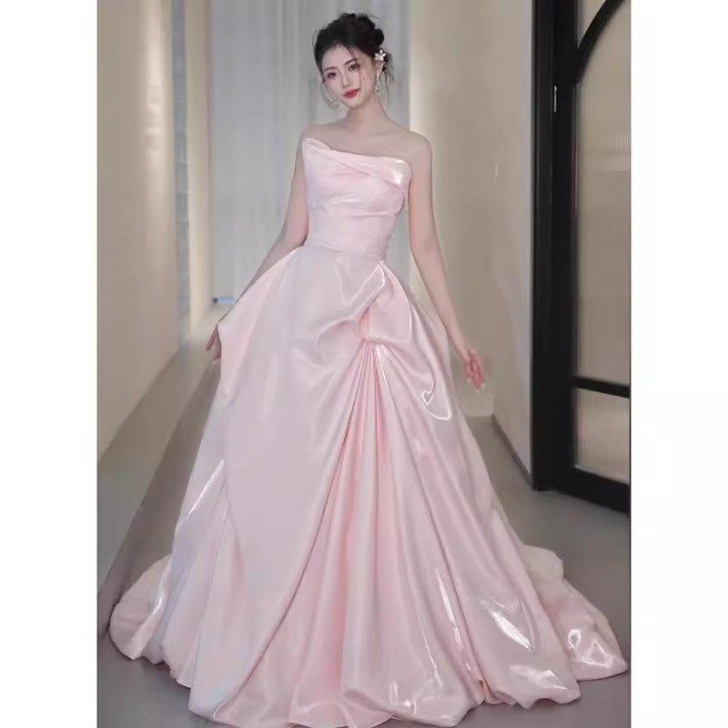 现货速发粉色缎面抹胸绝美晚礼服裙2025新款订婚新娘晨袍轻婚纱宴