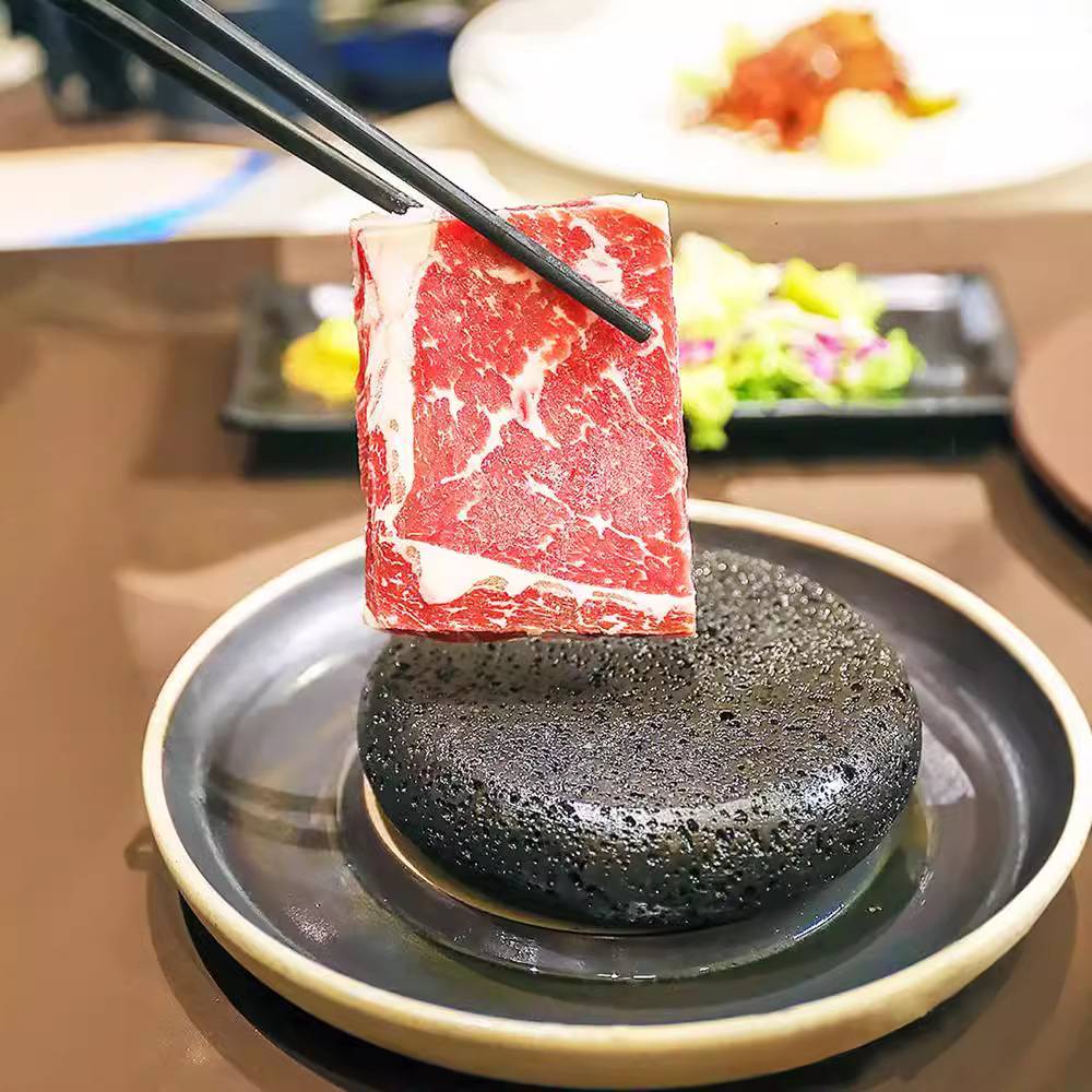 时尚日式火山石烧5A和牛岩石板位上盘子特色酒店雪花烤肉餐具包邮