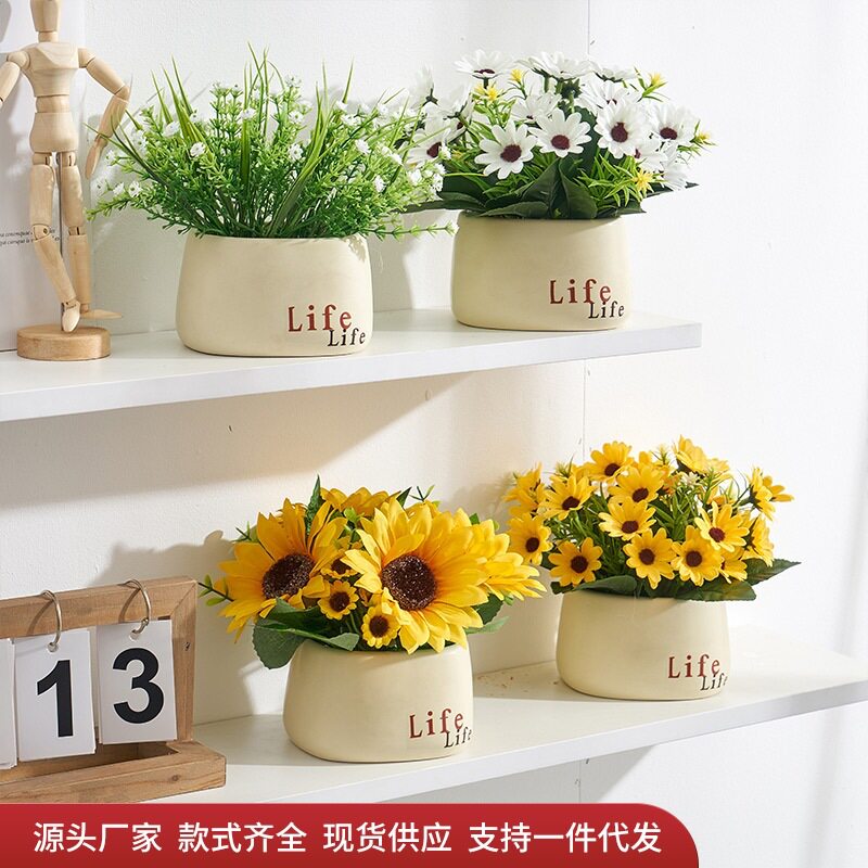 冰箱上的摆件上面摆的花上的装饰品顶部上放空调的客厅桌子装饰花