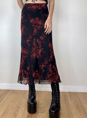 红色印花包臀中长款半身裙Red printed bag hip mid length skirt