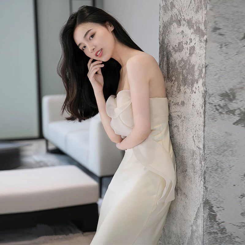 速发性感抹胸轻婚纱2025新款气质鱼尾收腰出门纱白色简约缎面礼服