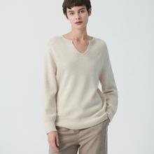 柯利亚诺冬季专柜同款杏色小V领套头毛衫  HY4568J ￥3680