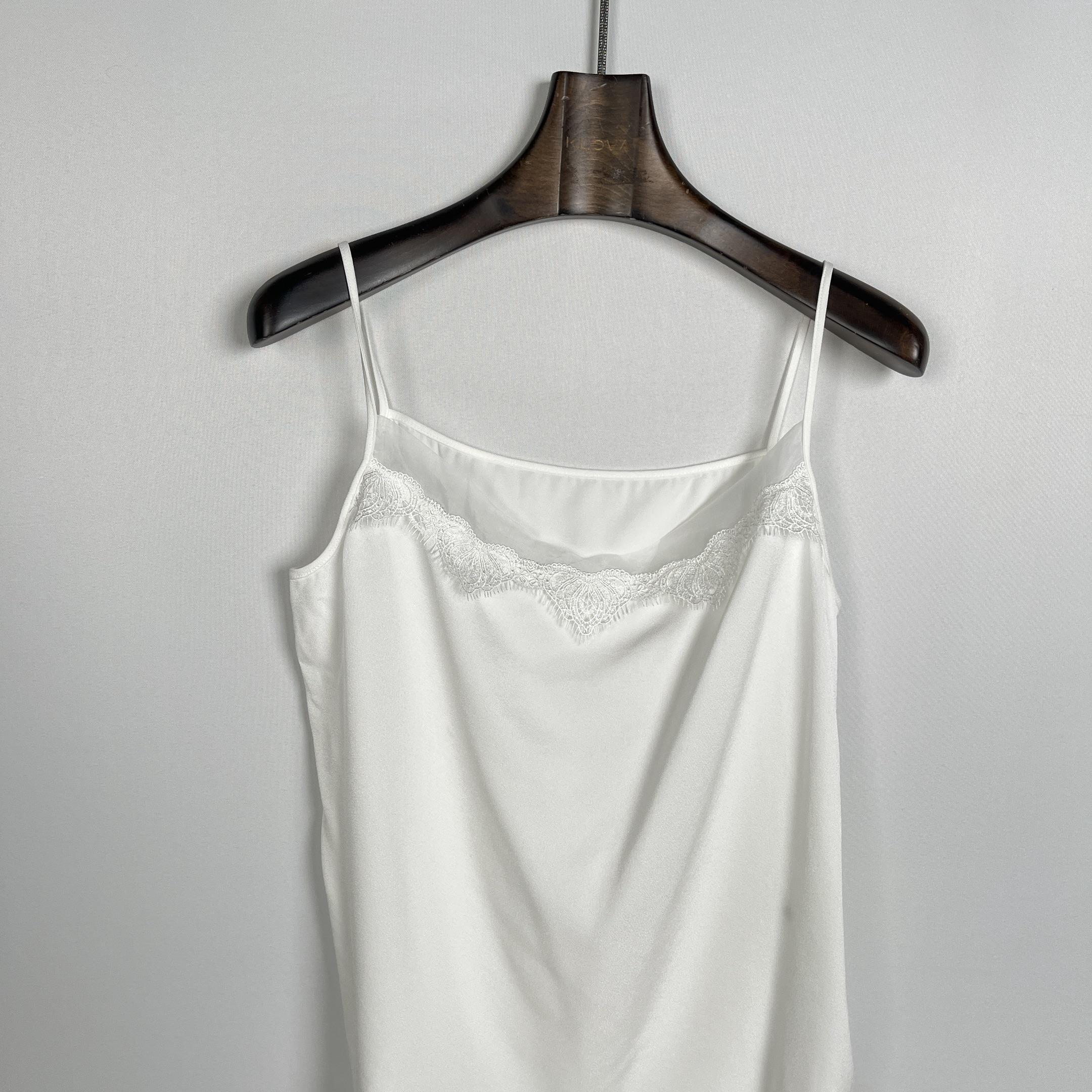 柯罗芭春秋专柜同款白色百搭缎面垂感背心   BW1664(UN)A ￥990