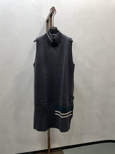柯利亚诺冬季专柜同款经典炭灰色高领无袖毛衫  HY9129G ￥4280