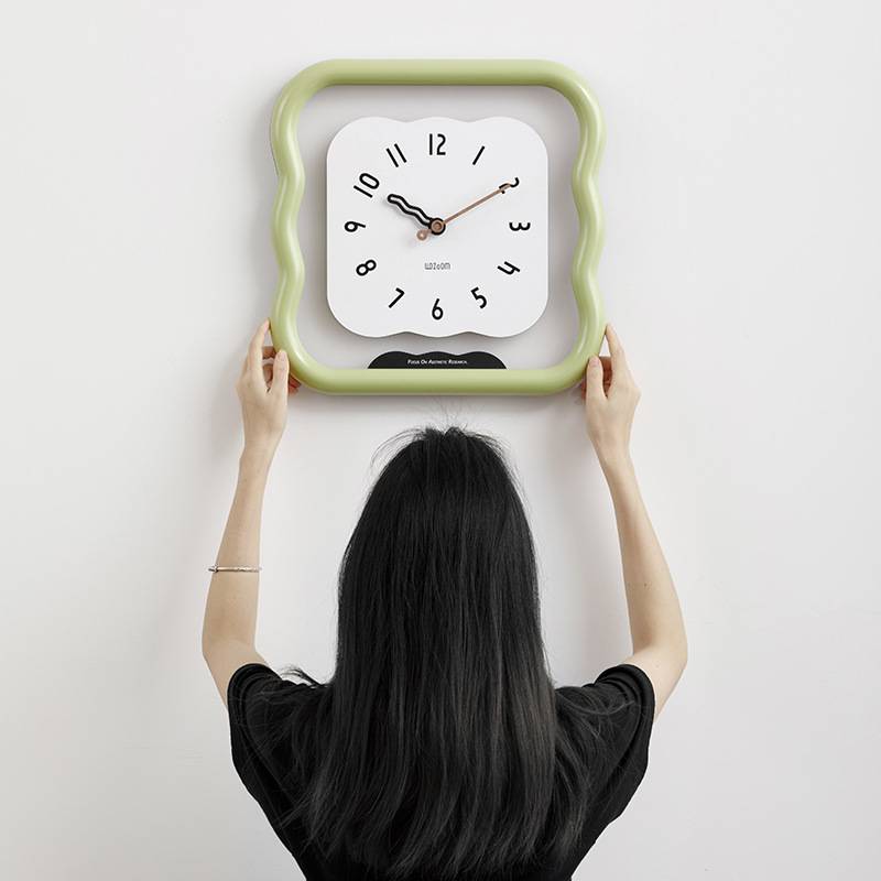 wozoom屋准2025新款奶油风挂钟客厅家用现代简约艺术时钟挂墙