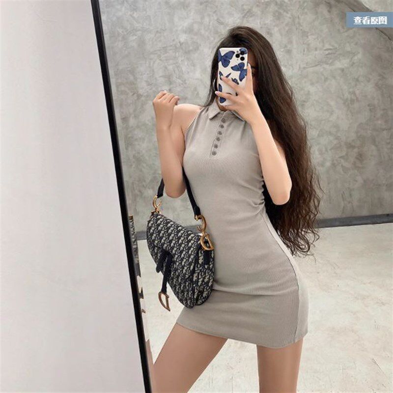 现货速发风翻领纽扣紧身性感挂脖露臀连衣裙短裙夏黑色白色米灰
