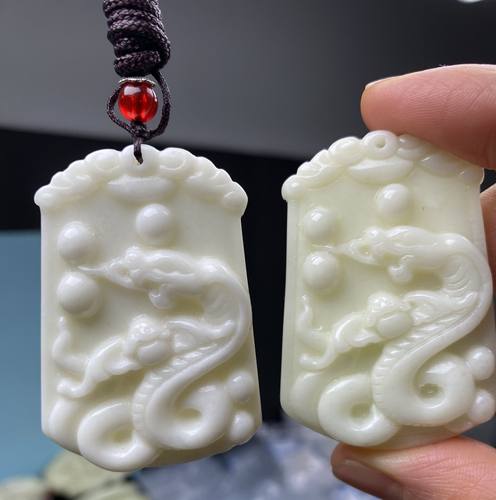 玉石小龙牌蓝田玉雕工精细温润