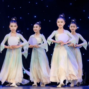 儿童古典舞清庭云月演出服国风舞蹈儿童群舞团扇道具扇舞演出服装