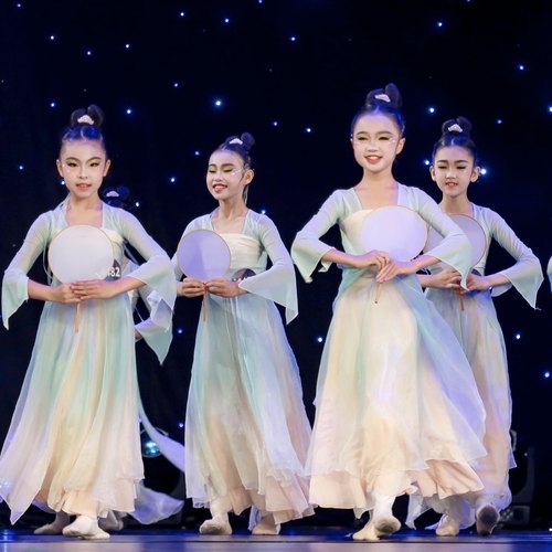 儿童古典舞清庭云月演出服国风舞蹈儿童群舞团扇道具扇舞演出服装