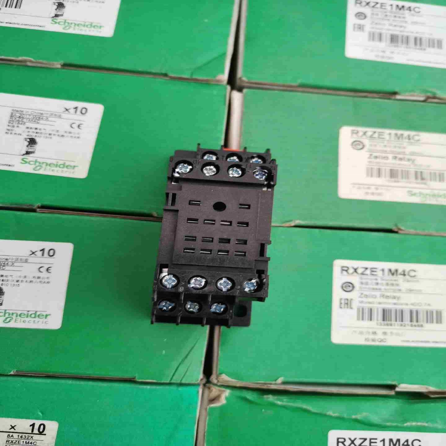 施耐德中间继电器底座RXZE1M4C库存闲置一盒120议价