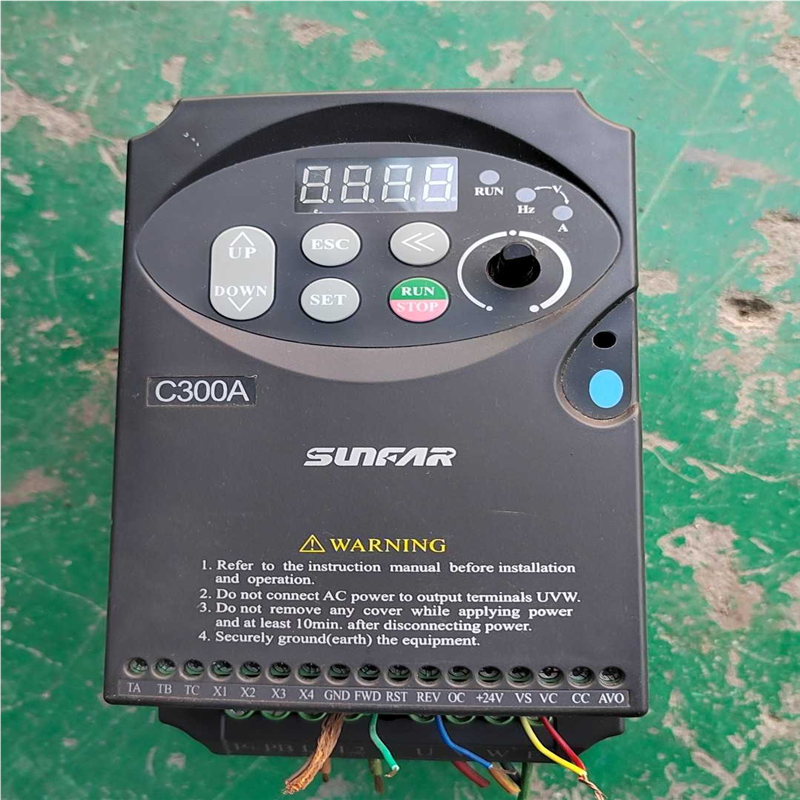 (背呗机械)四方变频器C300A-2S0007功能正常