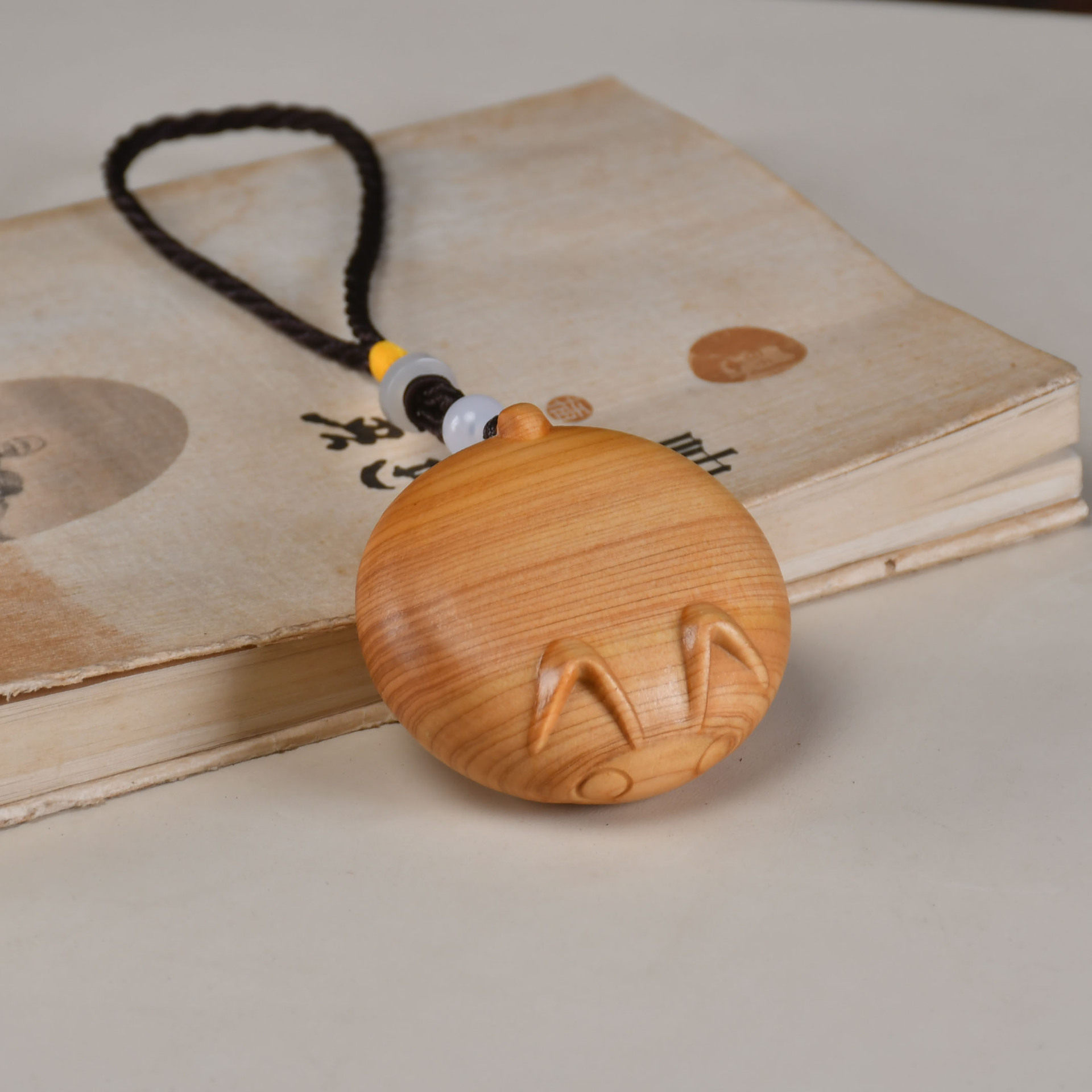 崖柏木雕解压随身文玩手把件蜘蛛猫木质创意桌面摆件景区热卖