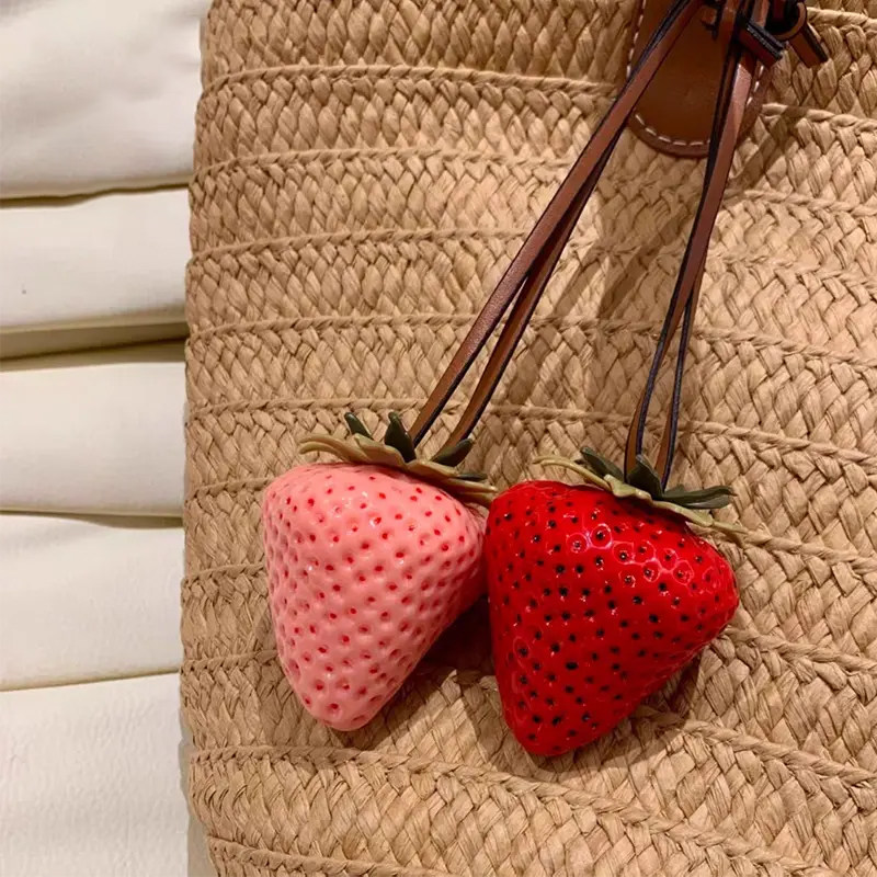 新款草莓包挂件立体可爱手机挂绳钥匙扣饰品旅行出差包包挂件