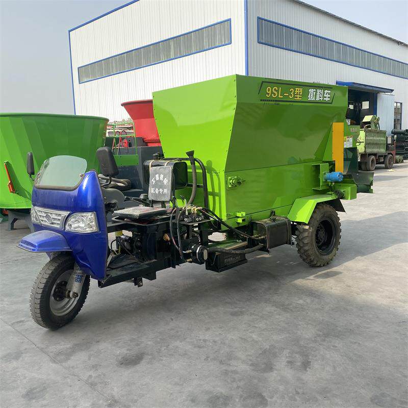 柴油撒料车养殖场牛羊电动撒料车干湿两用三轮喂料车