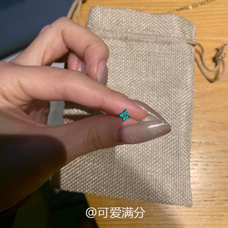 「迷情薄荷」S925银绿色锆石爆闪菱形耳钉复古轻奢养耳洞耳饰女