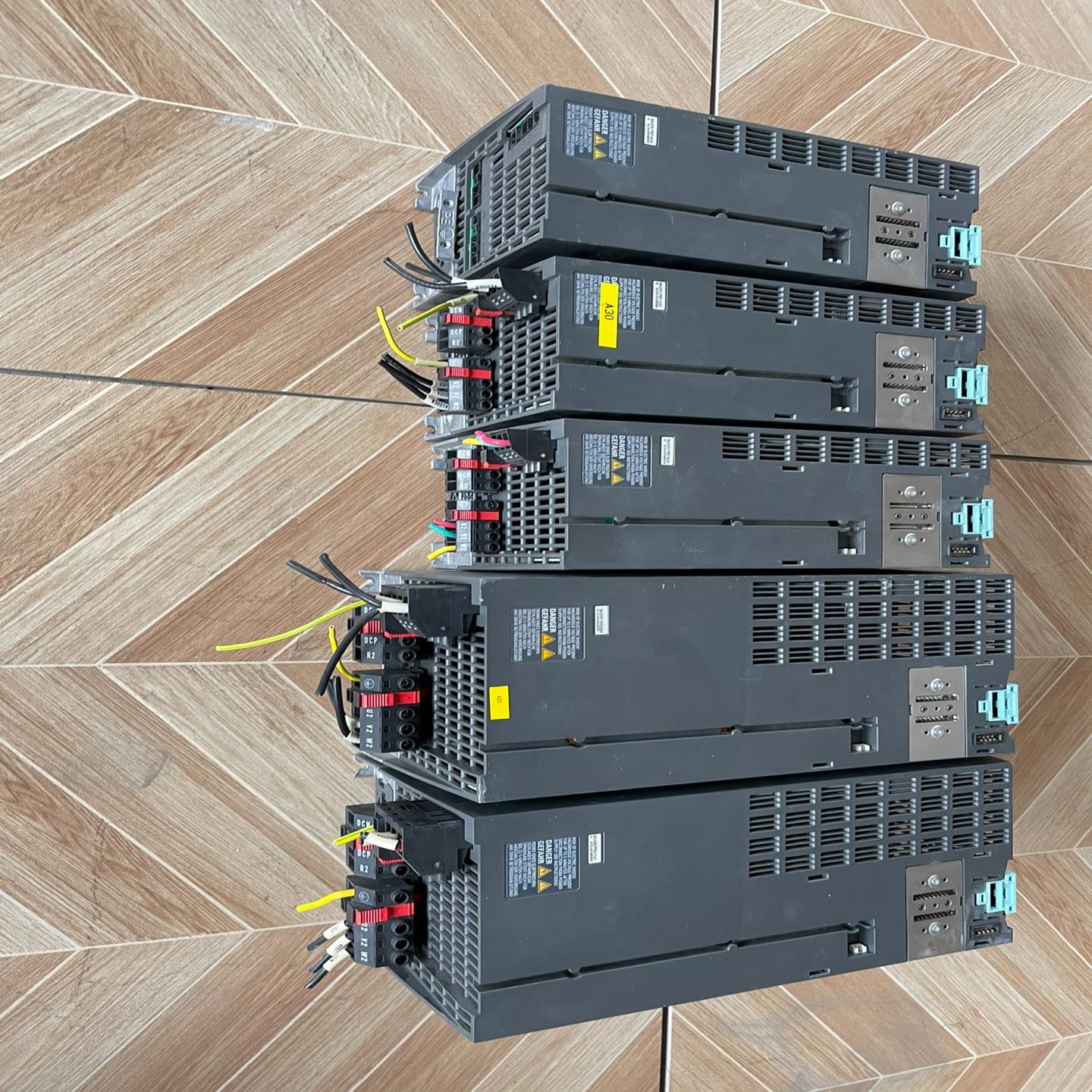 变频器PM240-2 6SL3210-1PE22-7U议价
