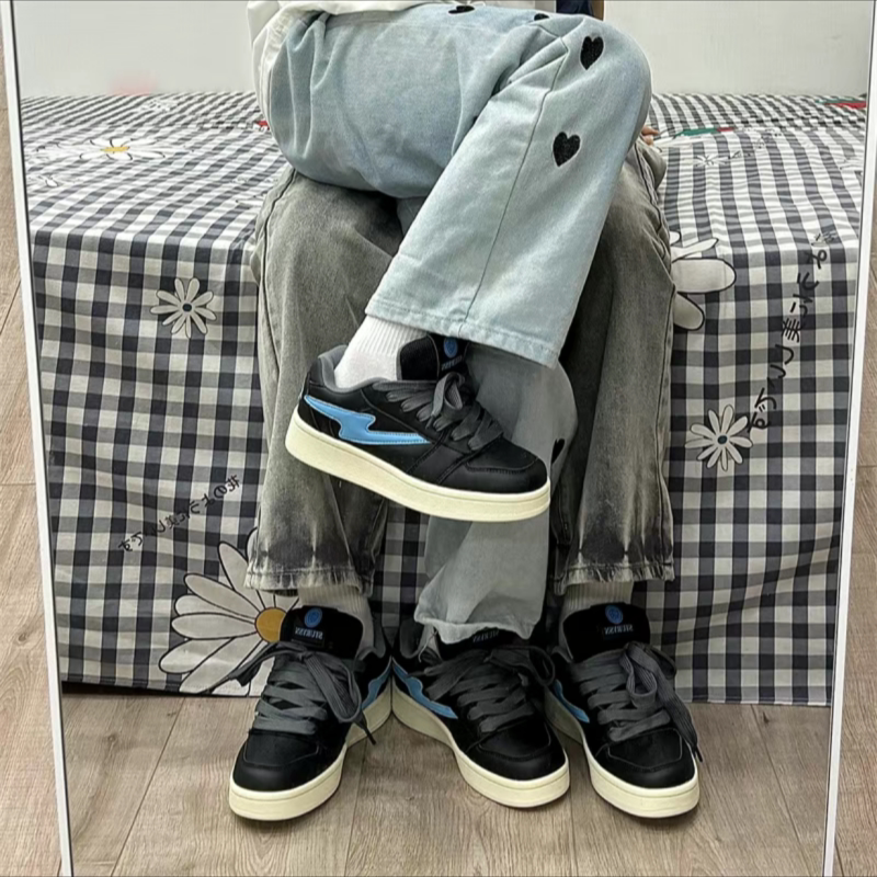 原创小众情侣闪电低帮板鞋女ins潮2025春季新款百搭滑板面包鞋子