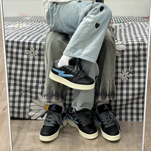 原创小众情侣闪电低帮板鞋女ins潮2025春季新款百搭滑板面包鞋子